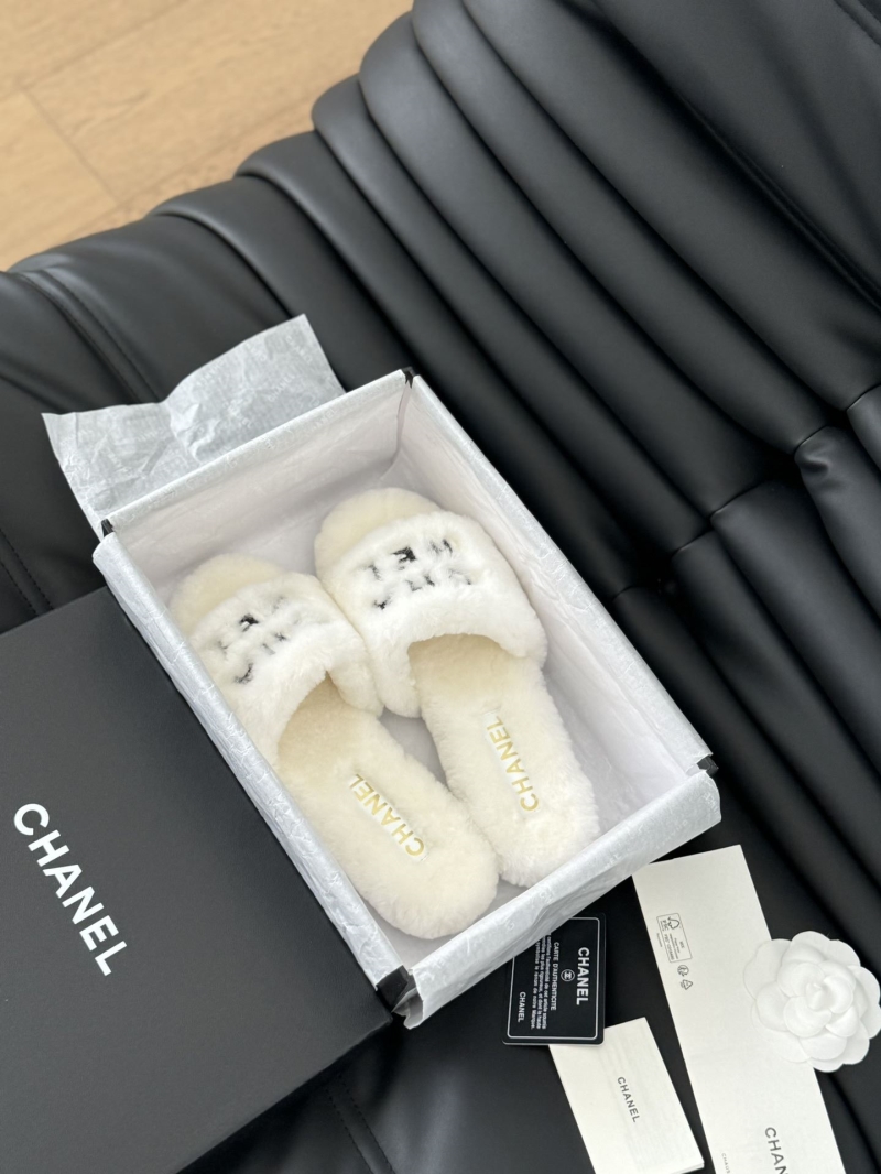Ch**el slippers